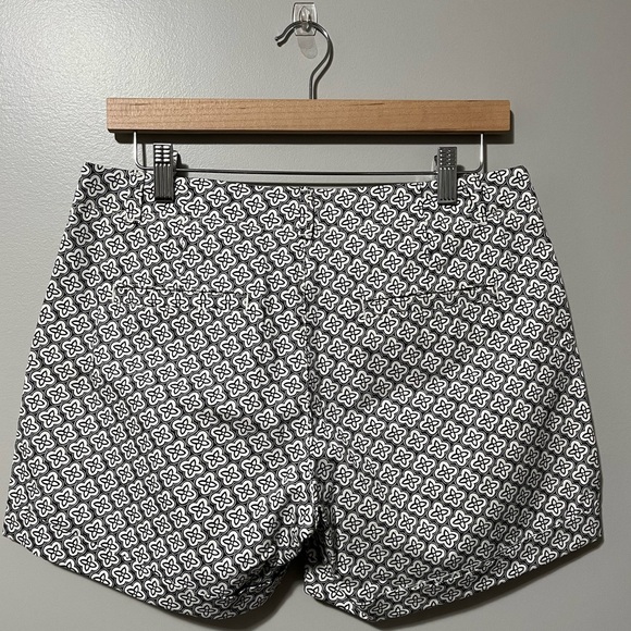 Banana Republic Hampton Fit Chambray Pattern Rolled Cuff Mid Rise Shorts - Picture 8 of 10